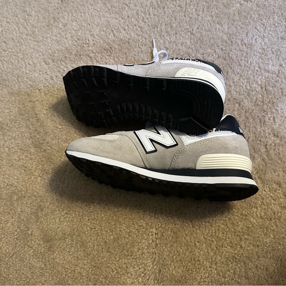 New Balance White and Black Athletic Shoes - Picture 3 of 6